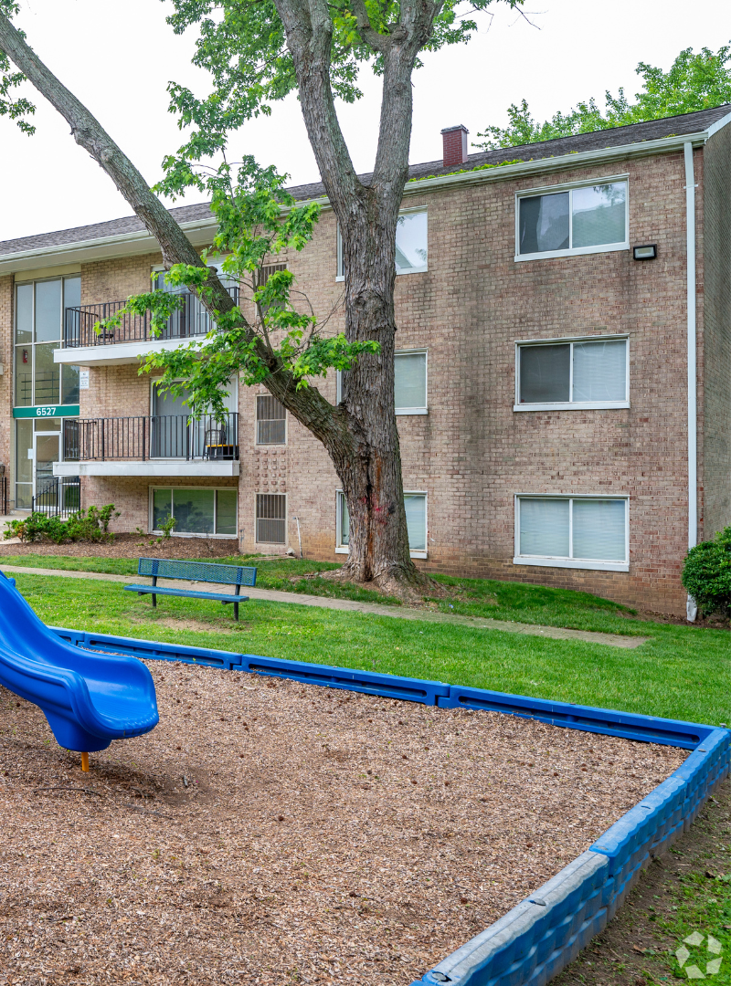 Apartment with Play Area & Garden